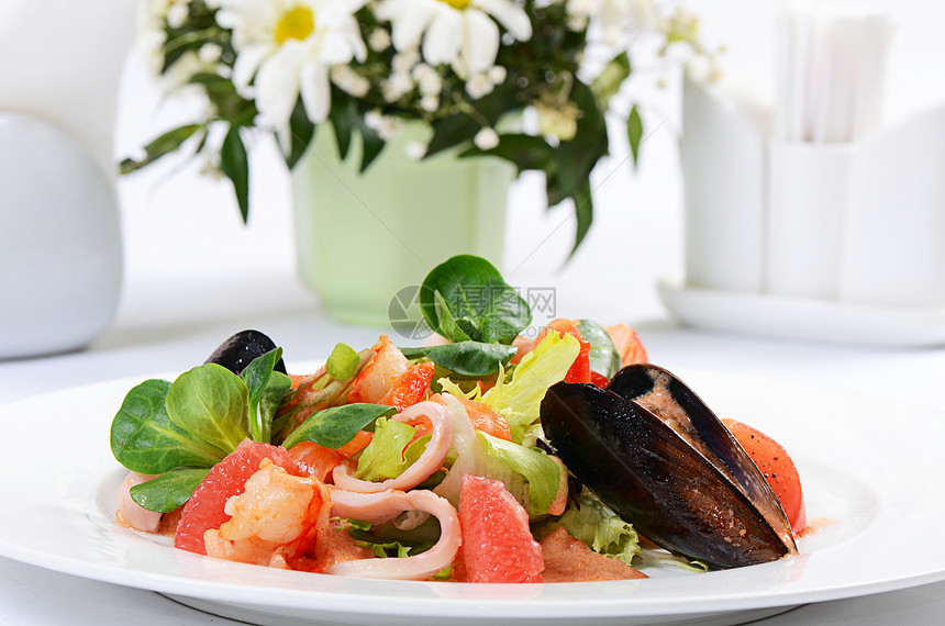 海鲜和鲑鱼的沙拉营养食物宏观刀具饮食盘子叶子小吃食谱美食图片