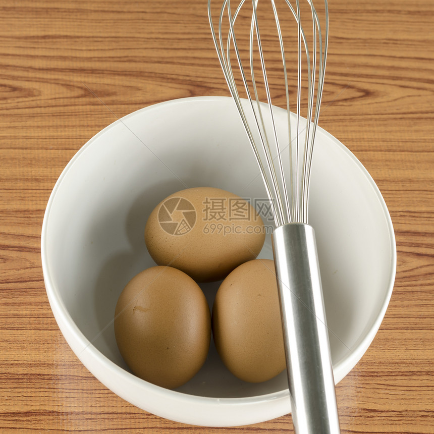白碗里的胡须和鸡蛋用具营养厨房鞭打美食食物烹饪金属棕色打蛋器图片