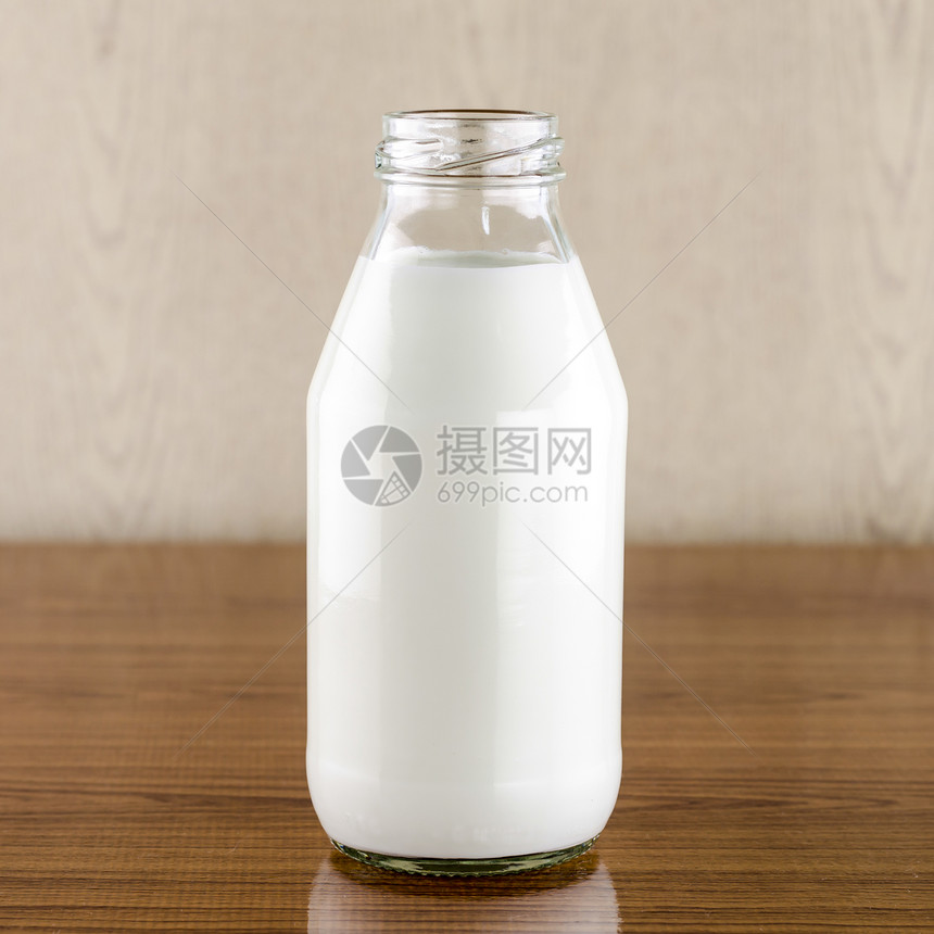 牛奶在瓶子的杯子里小吃生活饮食奶工玻璃奶制品送货农场食物活力图片