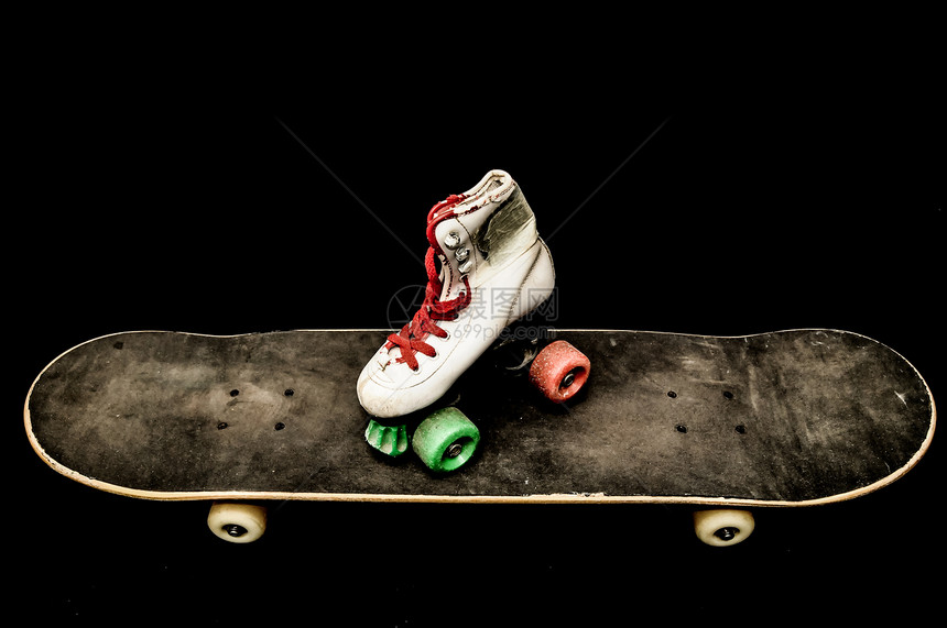 旧用木制滑板车轮白色黑色滑冰图片