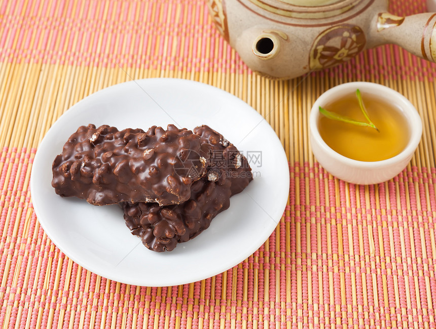 巧克力面包和热茶陶器早餐甜蜜包子杯子酒杯胡扯餐具房租大战图片