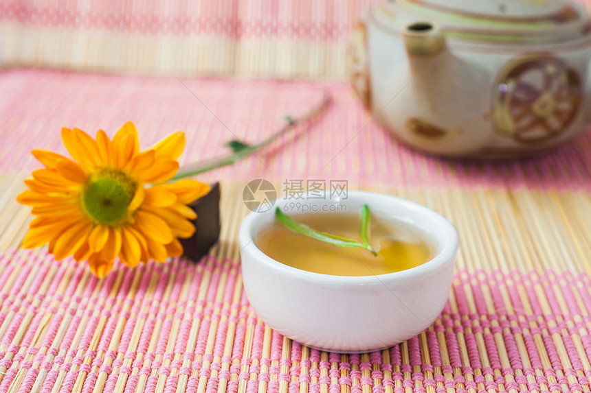 热茶绿茶植物茶碗茶壶礼仪饮料陶器茶叶木头勺子图片