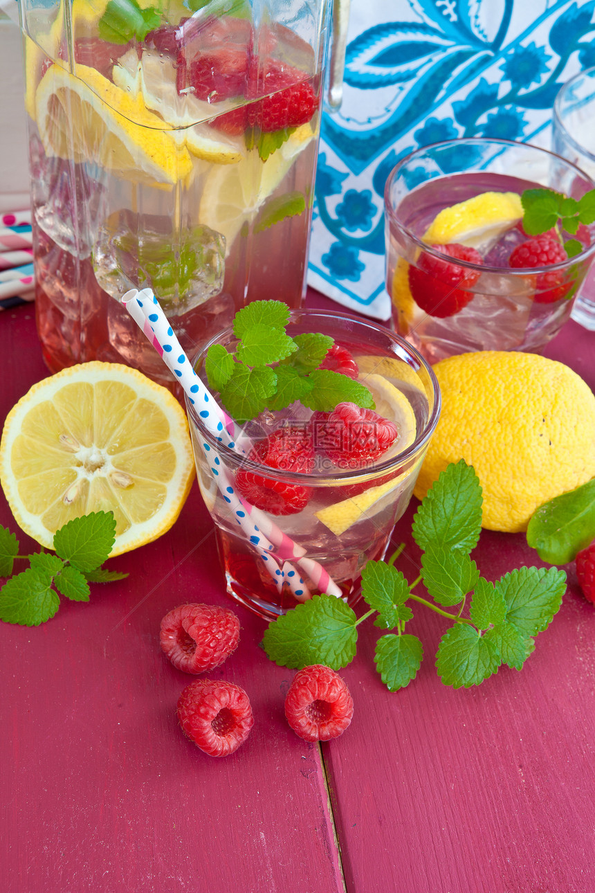带草莓的自制柠檬水薄荷叶浆果吸管投手糖浆冰块食物水果粉色覆盆子图片