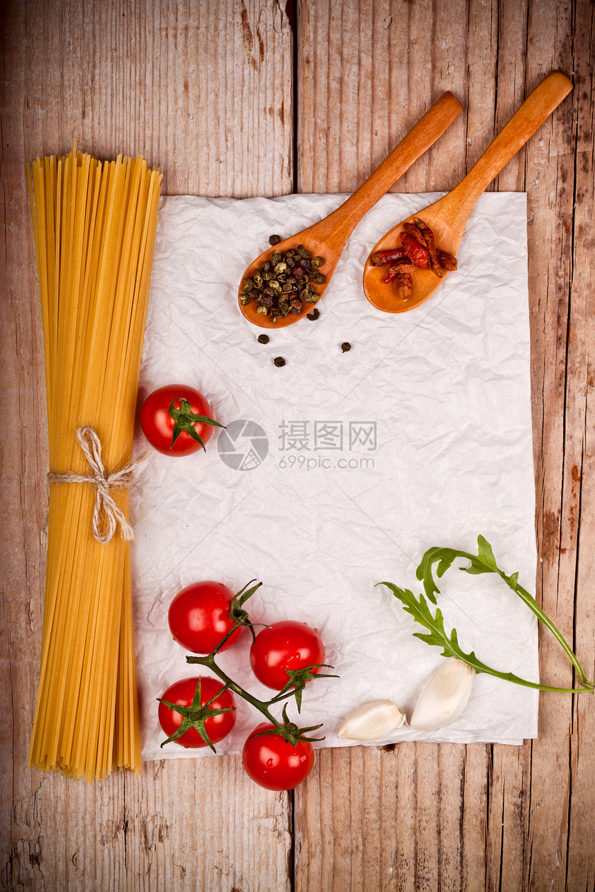 配西红柿和香料的未煮意大利面美食勺子食物午餐文化烹饪乡村小麦胡椒蔬菜图片