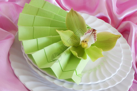 高级折纸纸巾花朵圣餐午餐餐饮盘子白色桌子早餐折叠派对背景图片