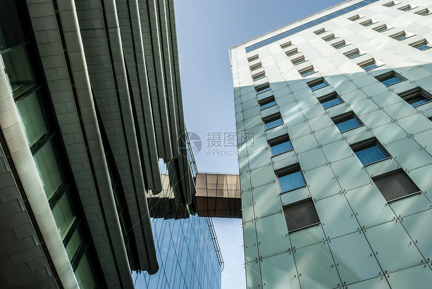 白天现代建筑的现代化办公室商业玻璃百叶窗天空城市边框蓝色窗户阴影图片