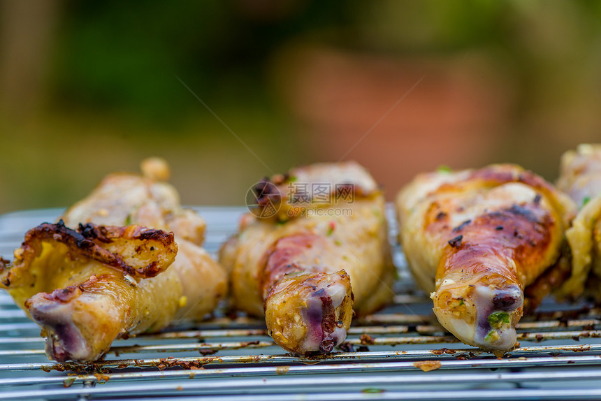 烤鸡的鸡腿烹饪家禽食物野餐语言用餐火焰美食食谱派对图片