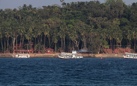 布莱尔港有船和椰子树的蓝海罗斯岛背景