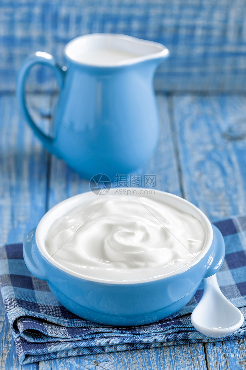 酸酸奶油木头产品勺子盘子乳制品鞭打奶制品生物饮食美食图片