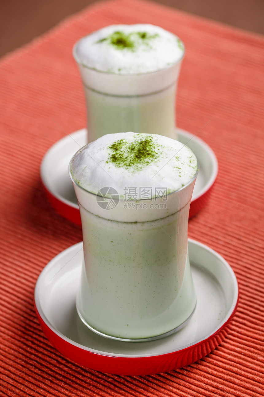 绿色茶拿铁白色绿茶草本植物泡沫牛奶茶点芳香玻璃营养食物图片