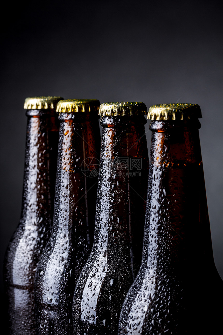 啤酒瓶液体饮料瓶子空白黑色玻璃瓶颈图片