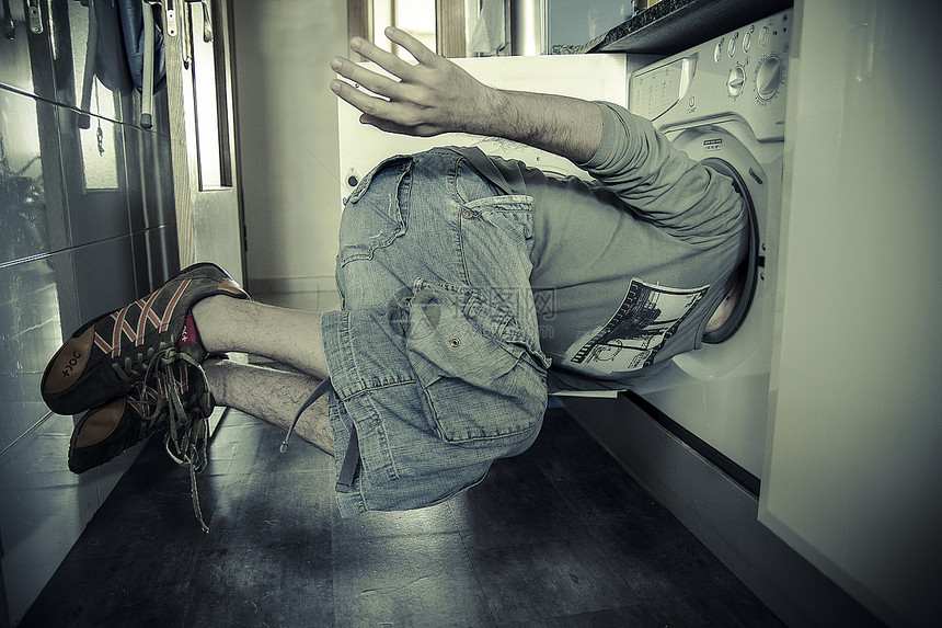 男人用头撞在洗衣机上时商业男性专注悬浮艺术工作速度人士沉思跳跃图片