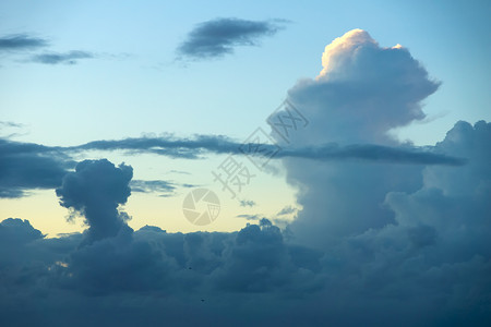 夜空中的云朵背景图片