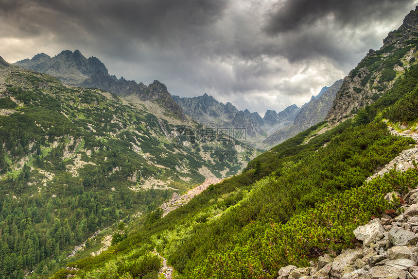 山区地貌土地远足爬坡山脉针叶天空风景人行道顶峰小路图片