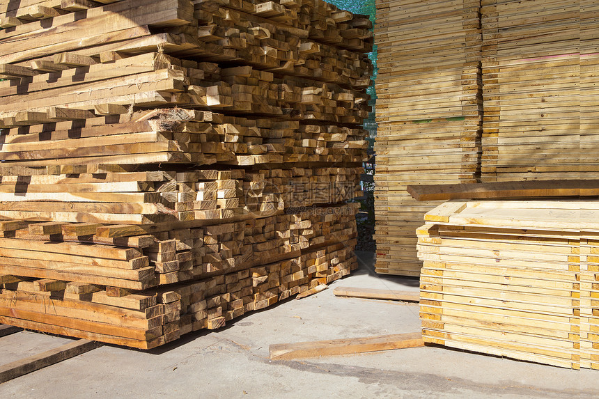用于建筑的木材厂工厂中堆叠木柴条图片
