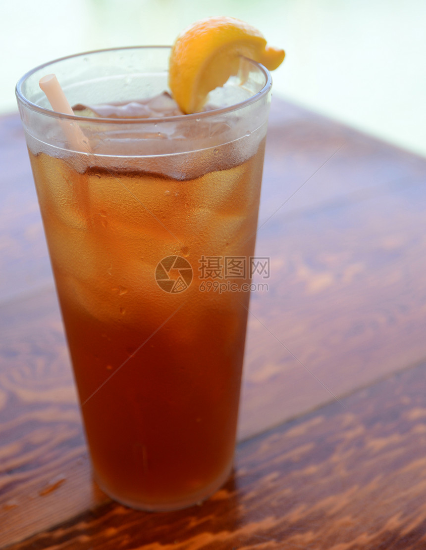 冰冰茶木头热带柠檬稻草饮料液体桌子图片