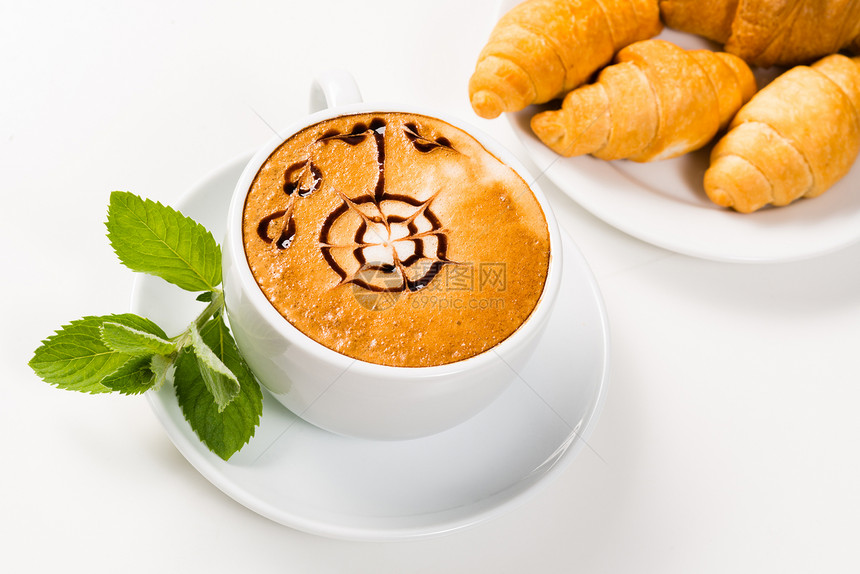 大杯咖啡和盘子上的羊角面包美食液体杯子饮料咖啡店早餐泡沫薄荷食物蛋糕图片
