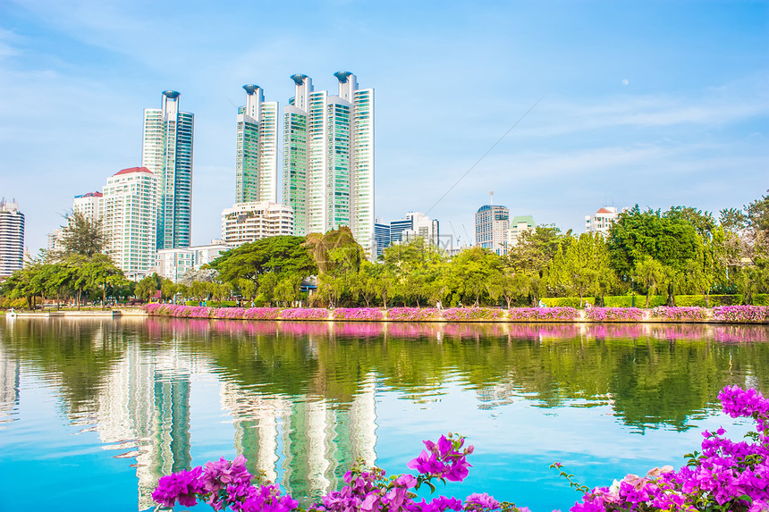 位于曼谷市中央公园的湖天空天际景观市中心树木地标旅行建筑物摩天大楼花园图片