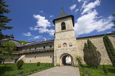 围绕墙壁的塞库修道院高清图片
