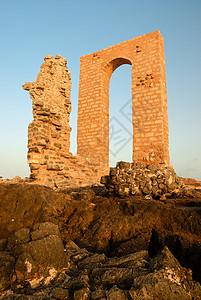 古老拱顶地标堡垒沿海路面支撑旅游废墟晴天海滩入口背景图片
