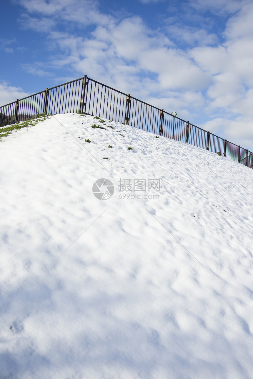 公园的楼梯 冬天冬季有雪人行道季节天空云景蓝色天气房子民众石头冻结图片