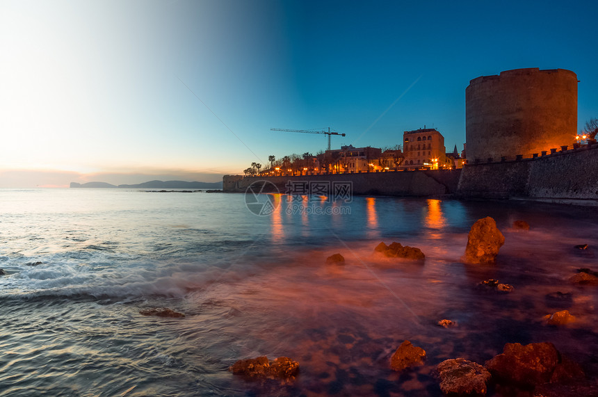 从黄昏到夜色的景观 阿尔盖罗市 撒丁岛图片