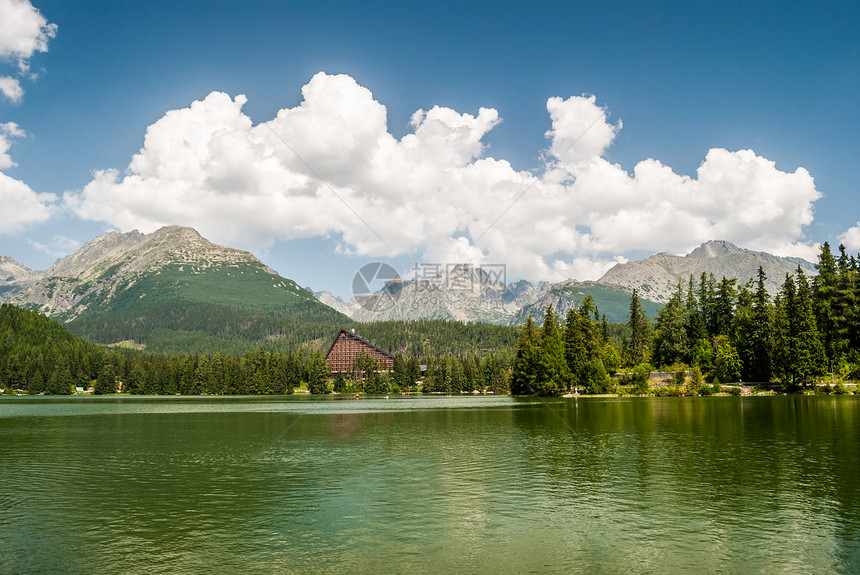 夏季在山中池塘土地风景天空旅游酒店森林树桩蓝色石头支撑图片