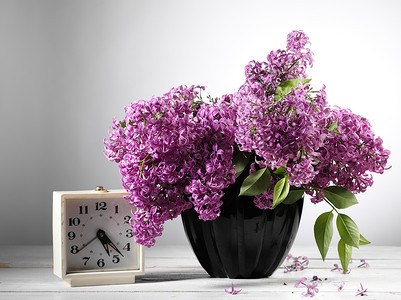紫色闹钟卡通丁香花紫色时间花瓶白色闹钟绿色生活植物花朵花束背景