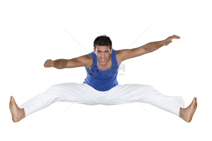 Capoeira 巴西人跳跃 白色和蓝色肌肉成功运动竞赛跳远速度男人运动员职业力量图片