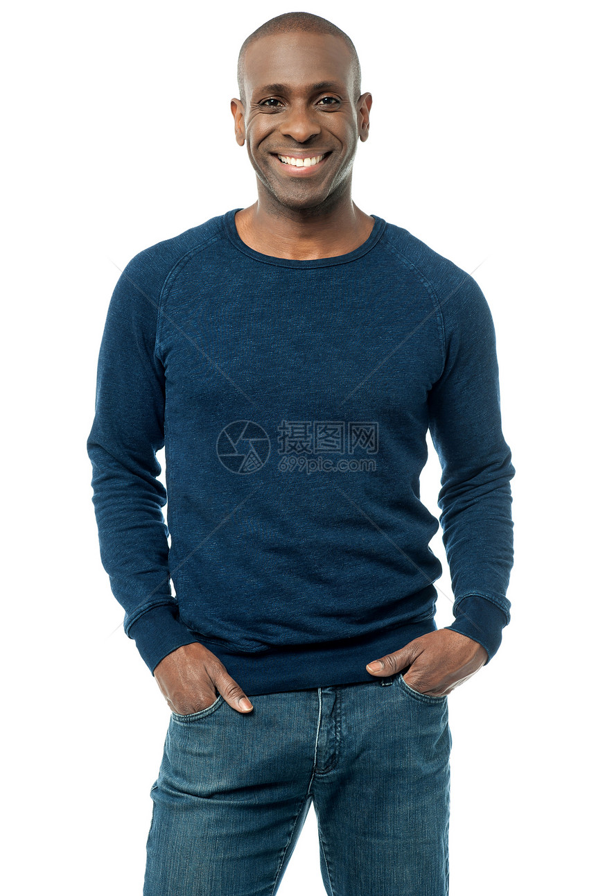 非洲男人笑着 被一个白人孤立快乐中年口袋工作室牛仔裤微笑冒充男性图片