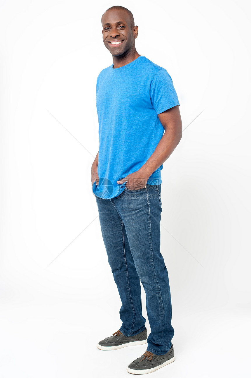 临时工全长肖像男性男人冒充中年牛仔裤工作室微笑快乐口袋图片