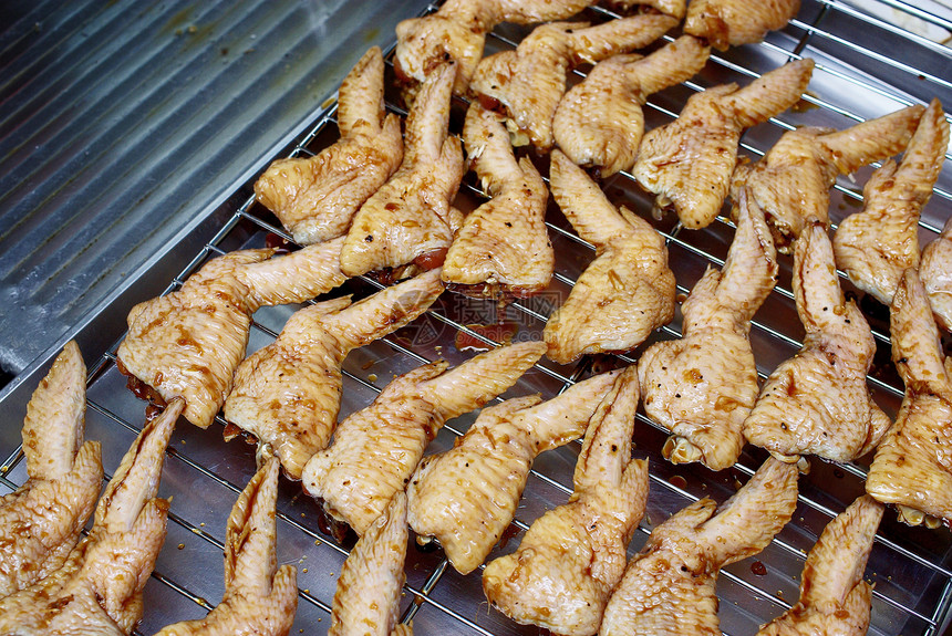 烤鸡肉加酱汁食物勺子烧烤美食金属生食鸡翅工具炙烤厨房图片