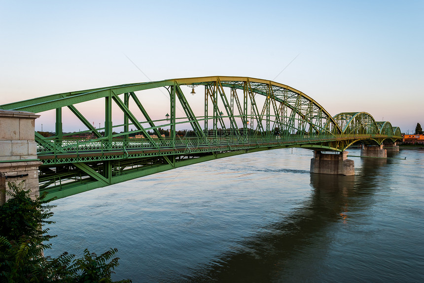 斯洛伐克和洪加里亚两国在苏之前连接的桥梁图片