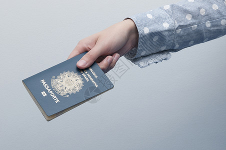 持有巴西护照的白种女人国际国籍权利外交国家蓝色游客旅游签证邮票出生地高清图片素材