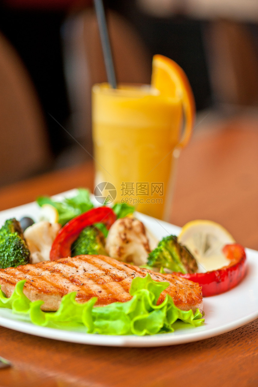 马哈马牛排橙子烧烤果汁海鲜美食午餐盘子牛扒沙拉营养图片