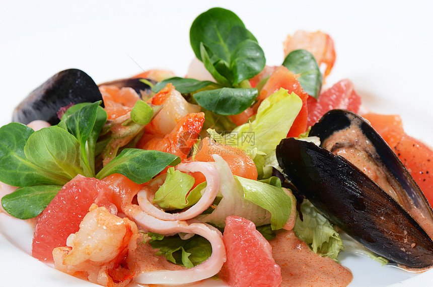 海鲜和鲑鱼的沙拉食物餐厅厨房营养刀具叶子美味鱼片盘子食谱图片