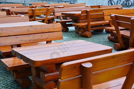 空啤酒园餐厅木头长凳啤酒桌子椅子酒吧花园咖啡馆露天背景图片