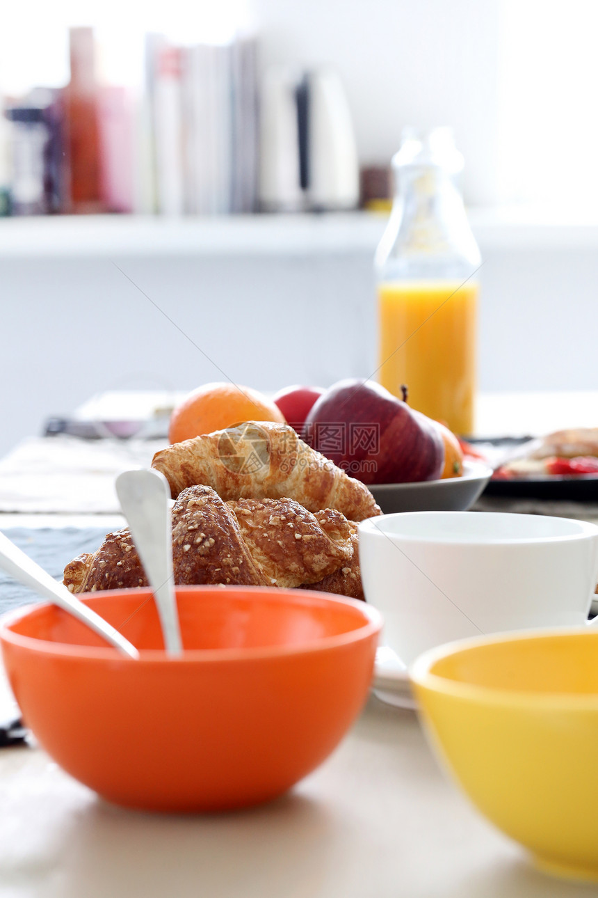 餐桌上美味的早餐图书面包食物桌子面粉蓝色公寓羊角糖果水果图片