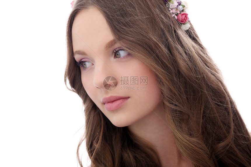 美丽的女孩头顶有花朵的美丽女孩发型头发青年女士玫瑰青少年衣服化妆品花圈嘴唇图片