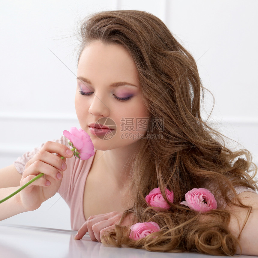 有花的美丽女孩女士微笑卷发皮肤青年房子幸福优雅鼻子玫瑰图片