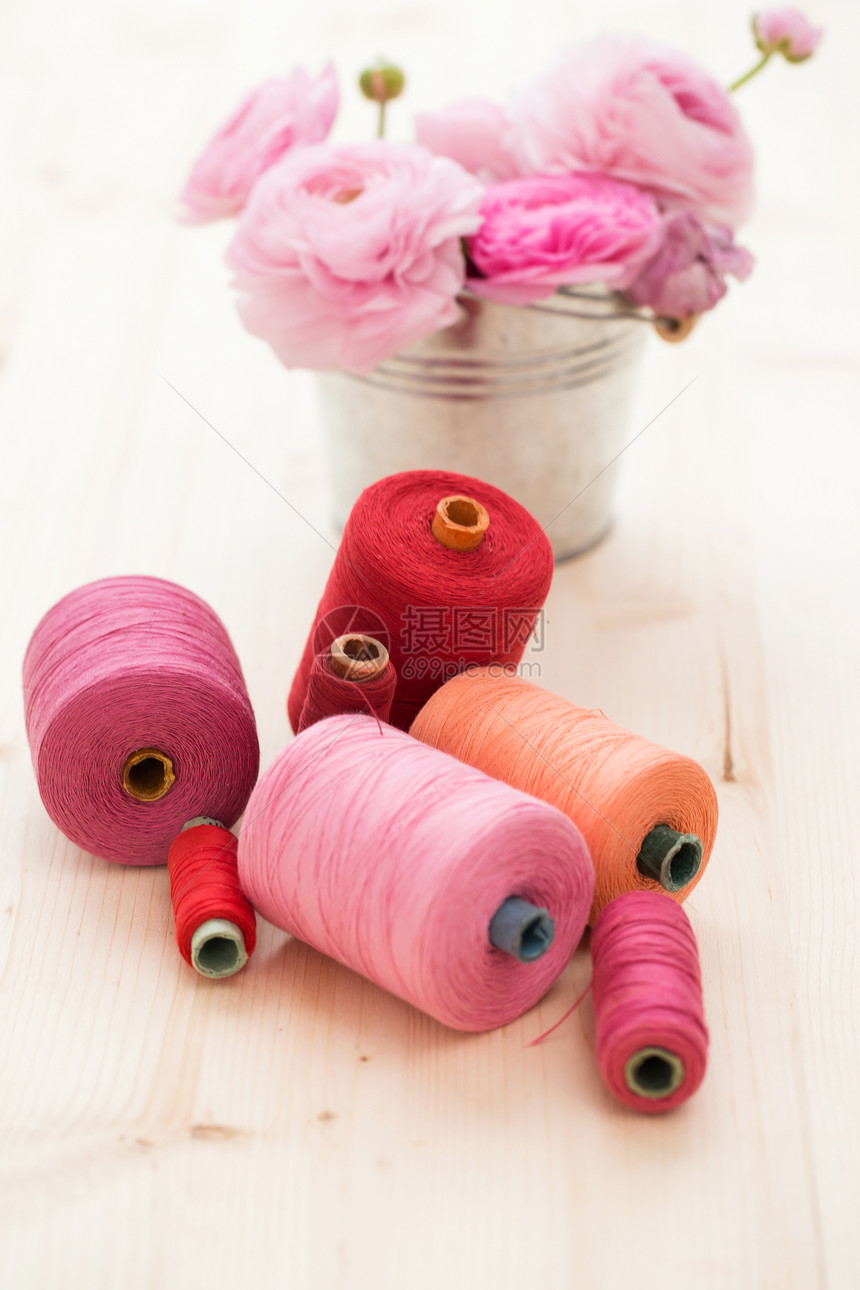 表格上的多彩线桌子卷轴衣服工具刺绣剪裁材料丝绸裁缝纺织品图片