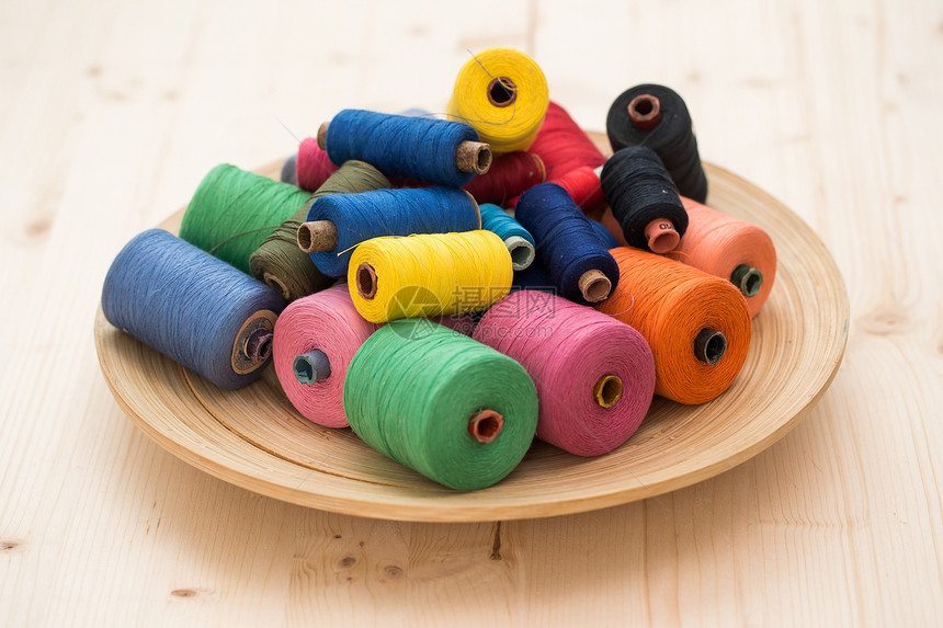 表格上的多彩线工具针织纺织品穿线衣服刺绣工作线圈丝绸剪裁图片