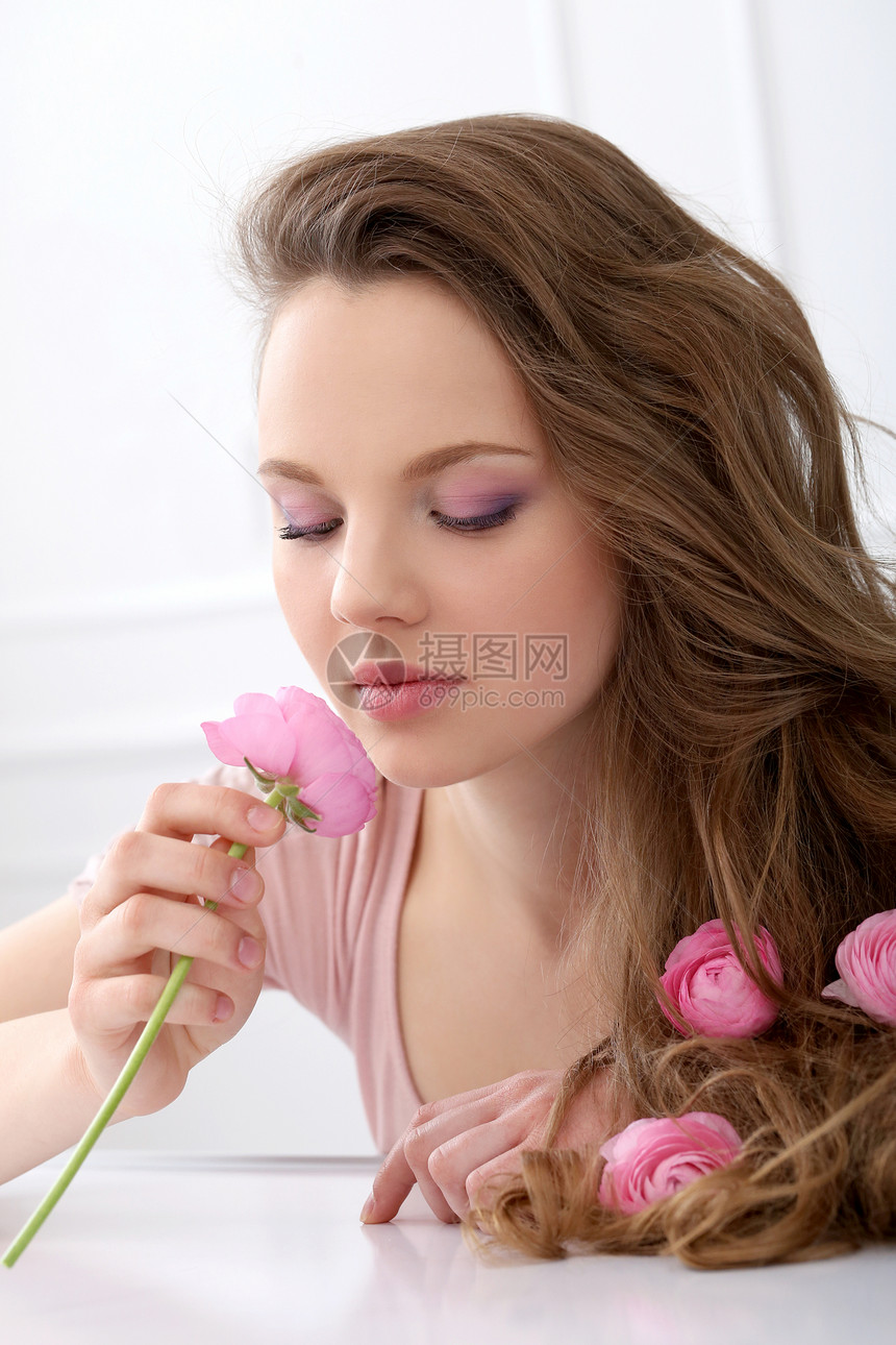 有花的美丽女孩眼睛嘴唇玫瑰幸福皮肤口红微笑女士青年发型图片