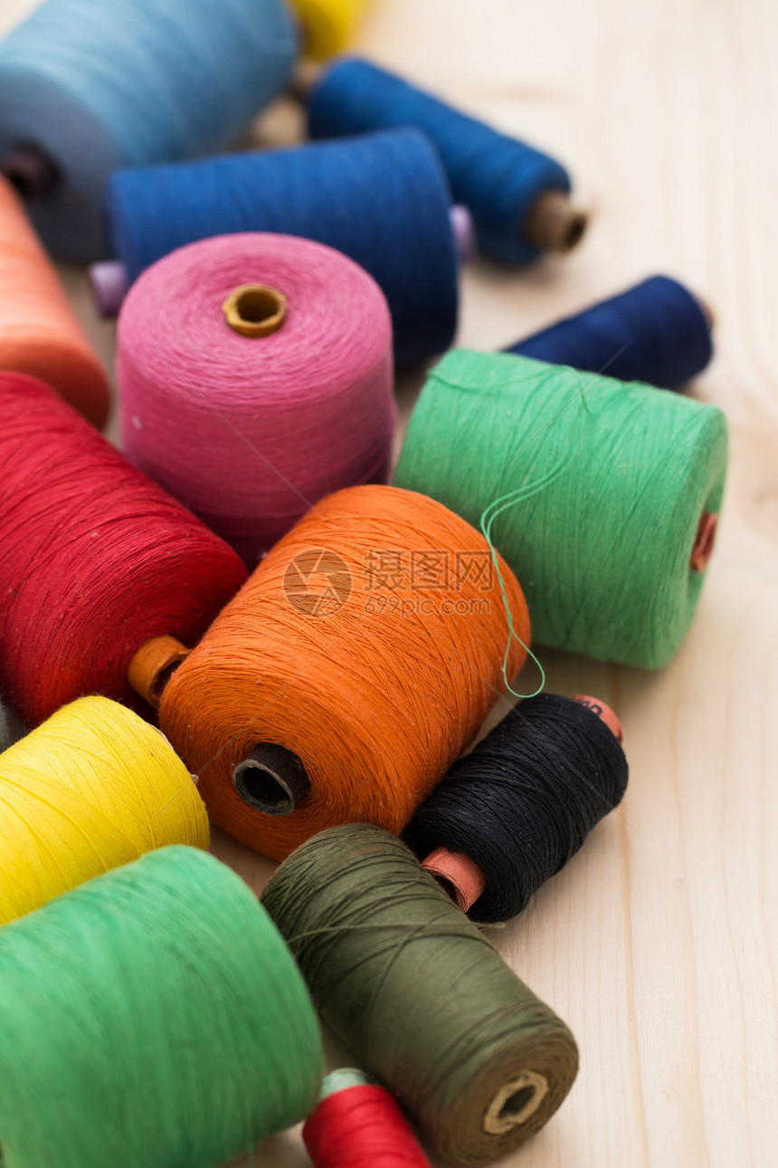 表格上的多彩线材料针织丝绸创造力针线活卷轴纺织品线圈棉布工具图片