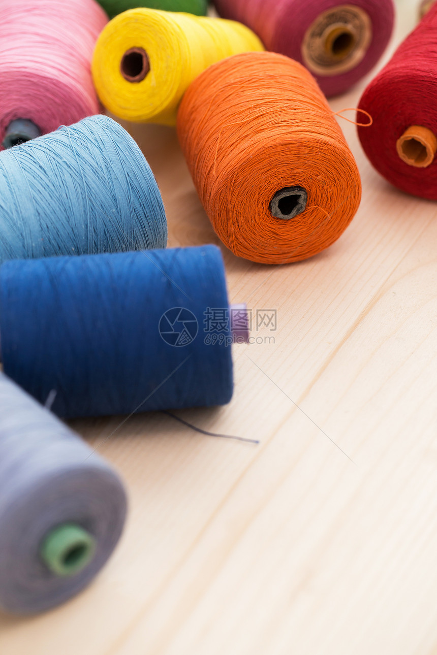 表格上的多彩线制衣裁缝棉布灯丝工具工艺桌子卷轴创造力爱好图片