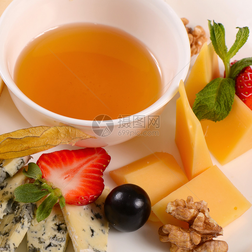 配蜂蜜的各类奶酪拼盘熟食奶制品蜂蜜甜点食物坚果盘子小吃美食图片