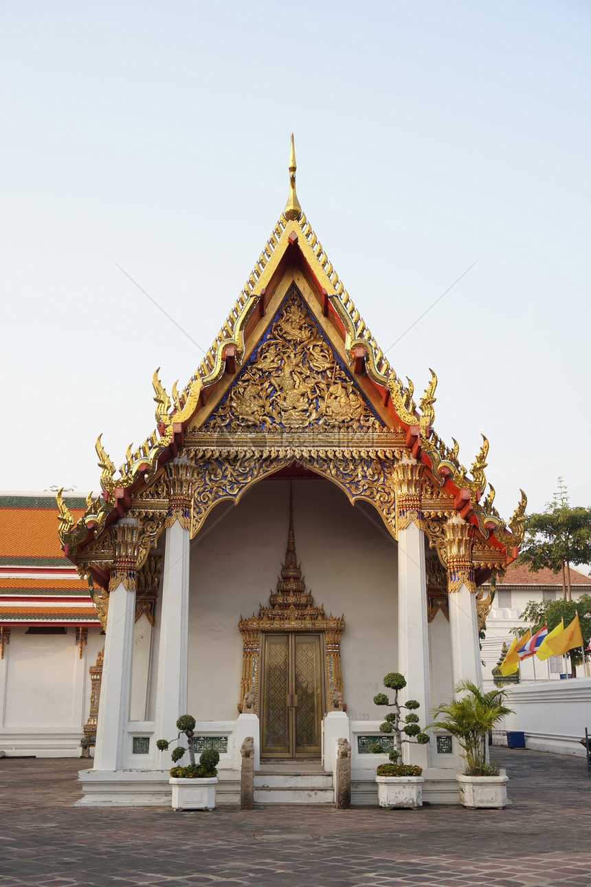 在Wat Pho教堂装饰金和红图片