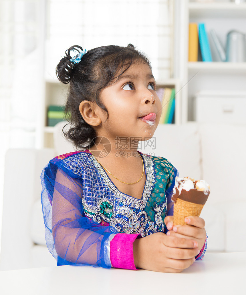 吃冰淇淋女儿童年女性享受食物情绪巧克力女孩嘴唇婴儿图片