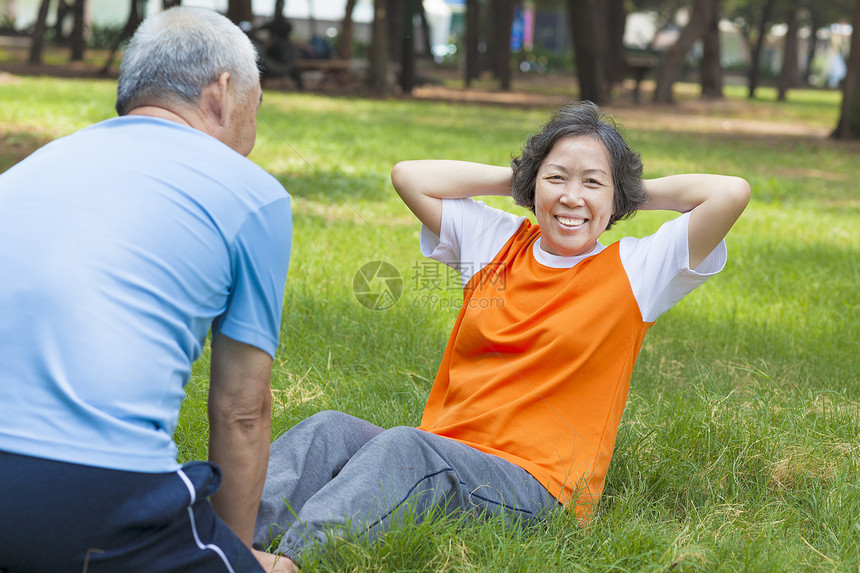 微笑的老祖母 在公园里坐起姿仰卧起坐退休活力练习晴天太阳运动夫妻女性手势图片