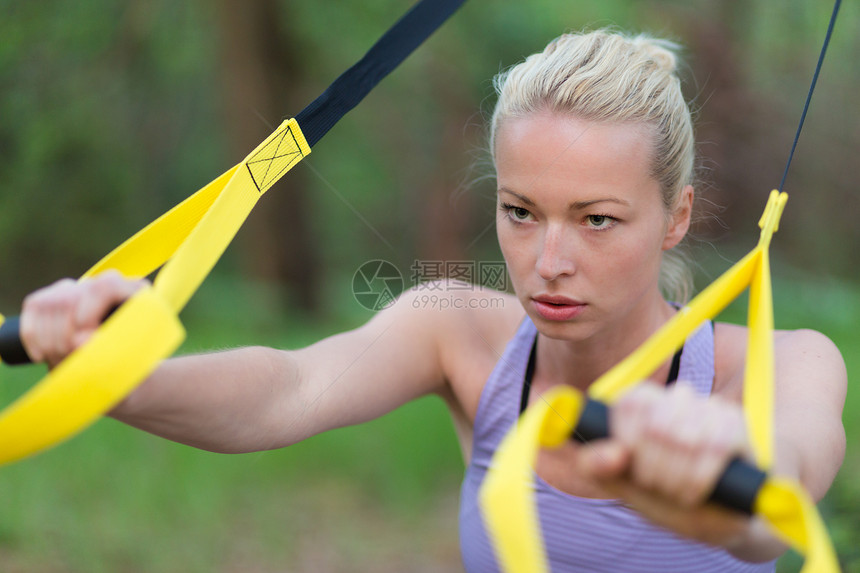 通过户外健身带培训女士身体活动公园健康健身房讲师吊带耐力树木图片